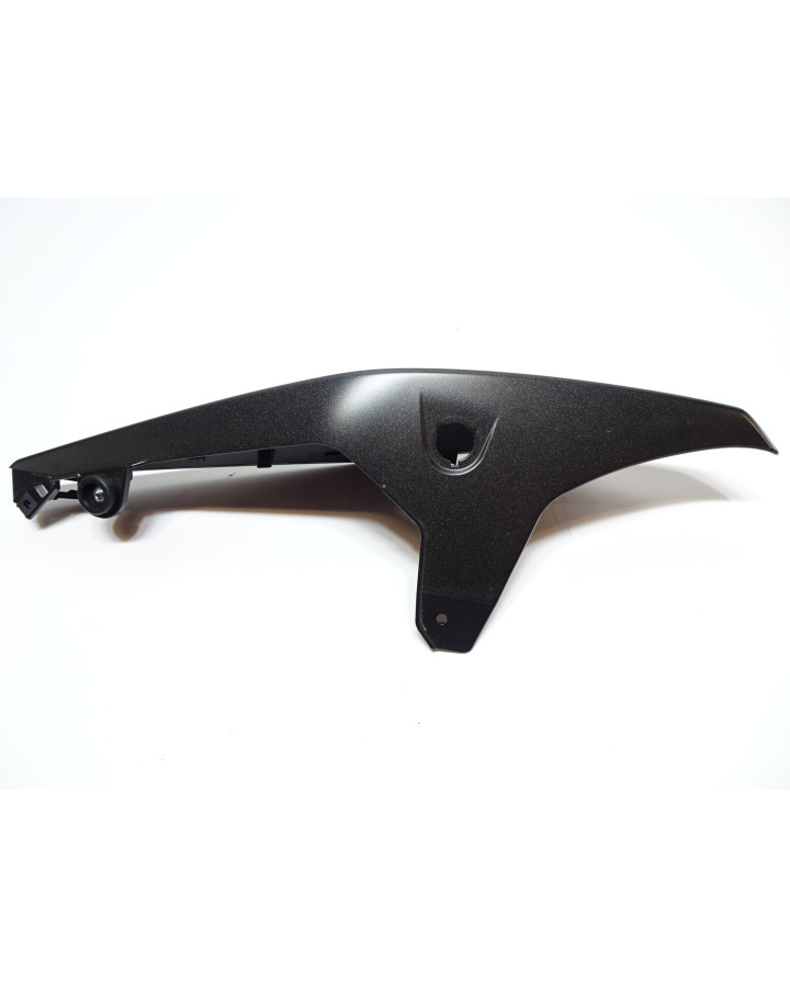 Suzuki GSX-8S, bakre sidokåpa vänster