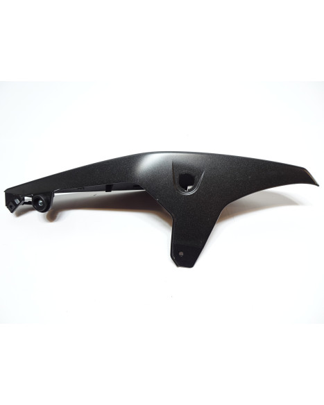 Suzuki GSX-8S, bakre sidokåpa vänster