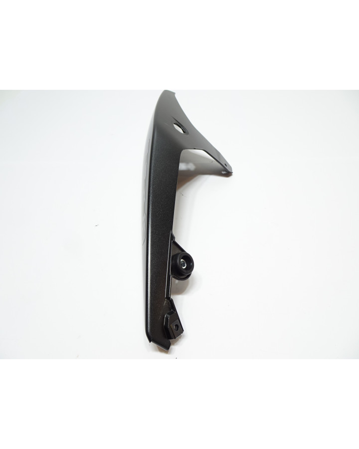 Suzuki GSX-8S, bakre sidokåpa vänster