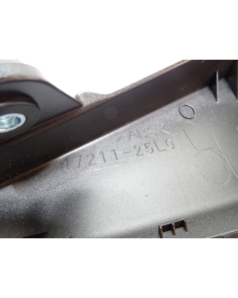 Suzuki GSX-8S, bakre sidokåpa vänster