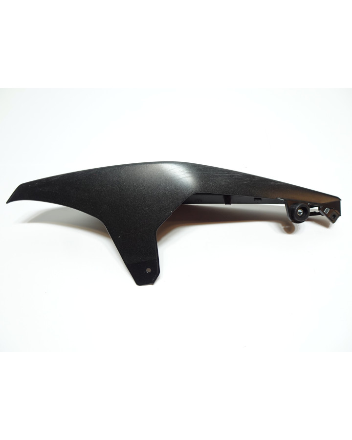 Suzuki GSX-8S, bakre sidokåpa höger