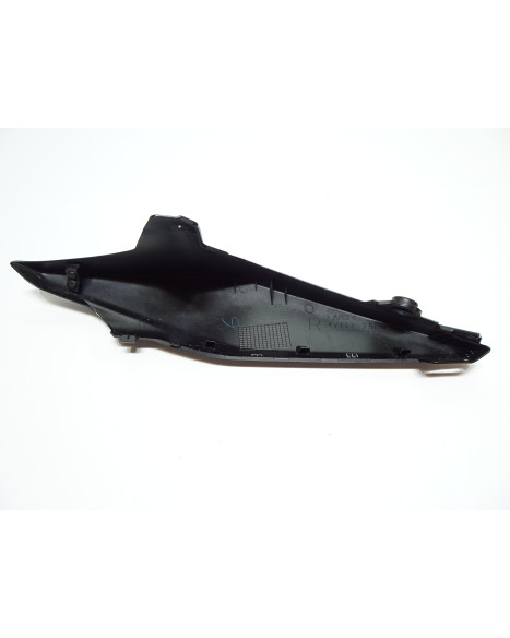 Suzuki GSX-8S, bakre sidokåpa höger