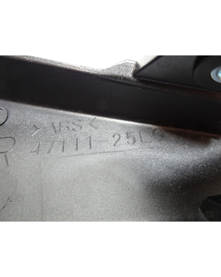 Suzuki GSX-8S, bakre sidokåpa höger