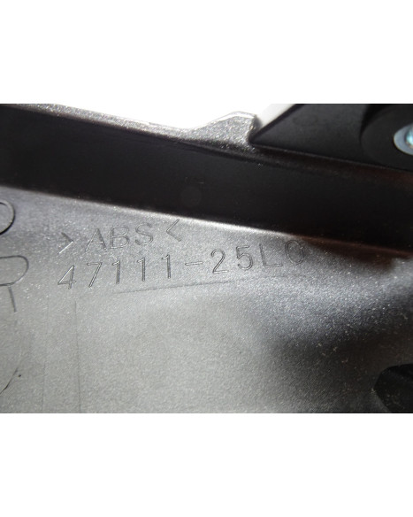 Suzuki GSX-8S, bakre sidokåpa höger