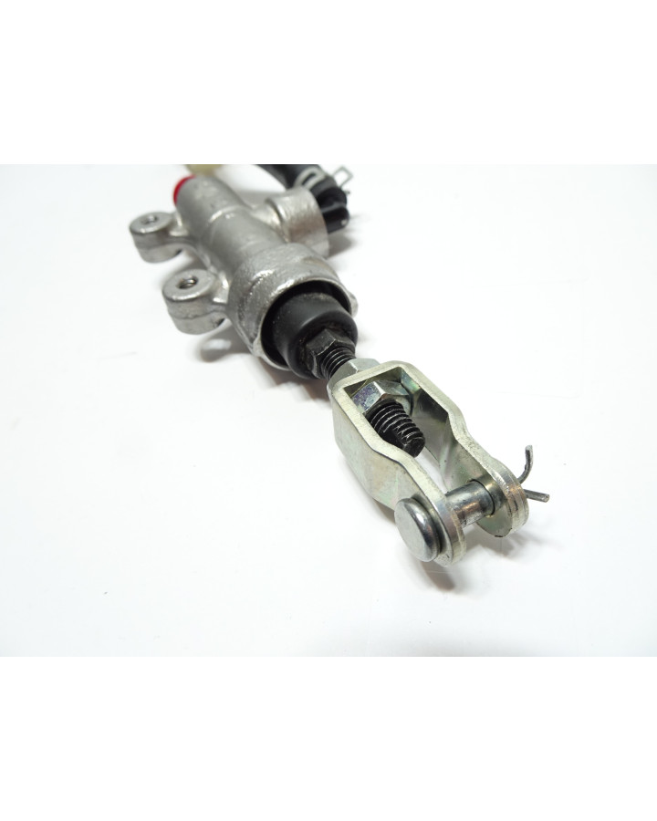 Suzuki GSX-8S, bromscylinder bak