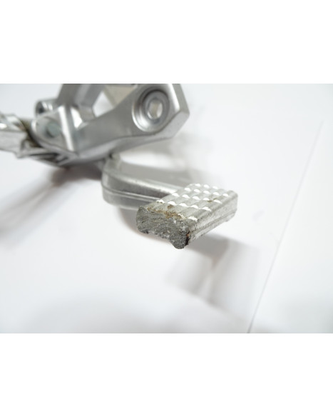 Suzuki GSX-8S, fotpinne höger komplett