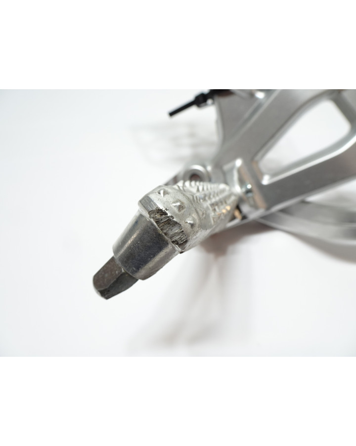 Suzuki GSX-8S, fotpinne höger komplett