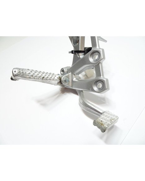 Suzuki GSX-8S, fotpinne höger komplett