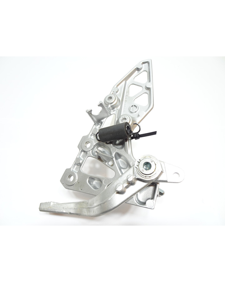 Suzuki GSX-8S, fotpinne höger komplett