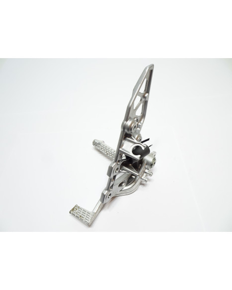 Suzuki GSX-8S, fotpinne höger komplett