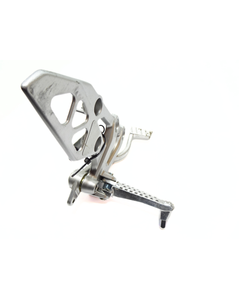 Suzuki GSX-8S, fotpinne höger komplett