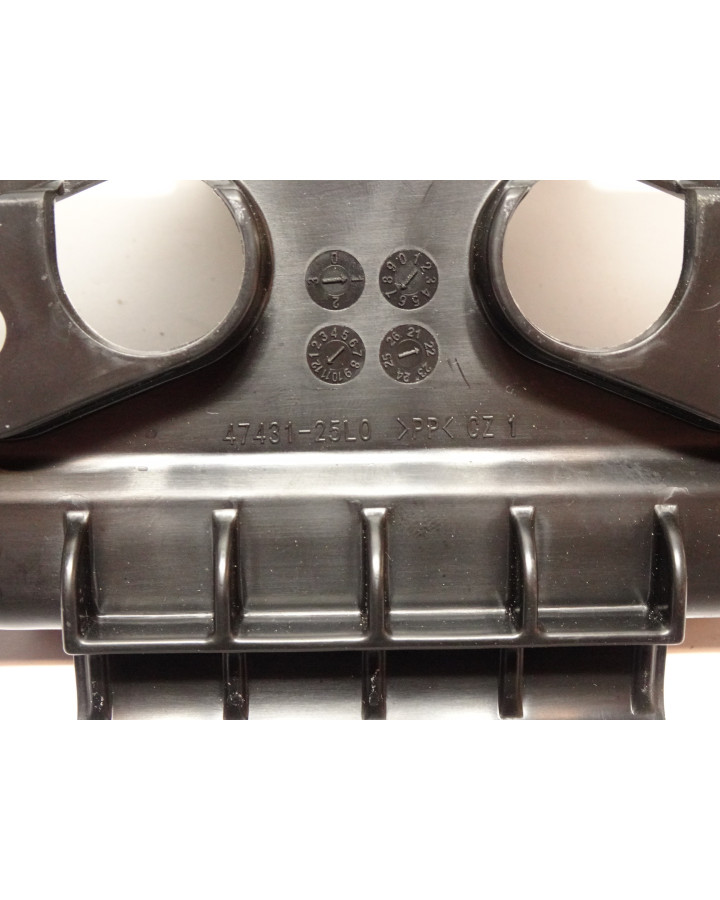 Suzuki GSX-8S, batterilåda