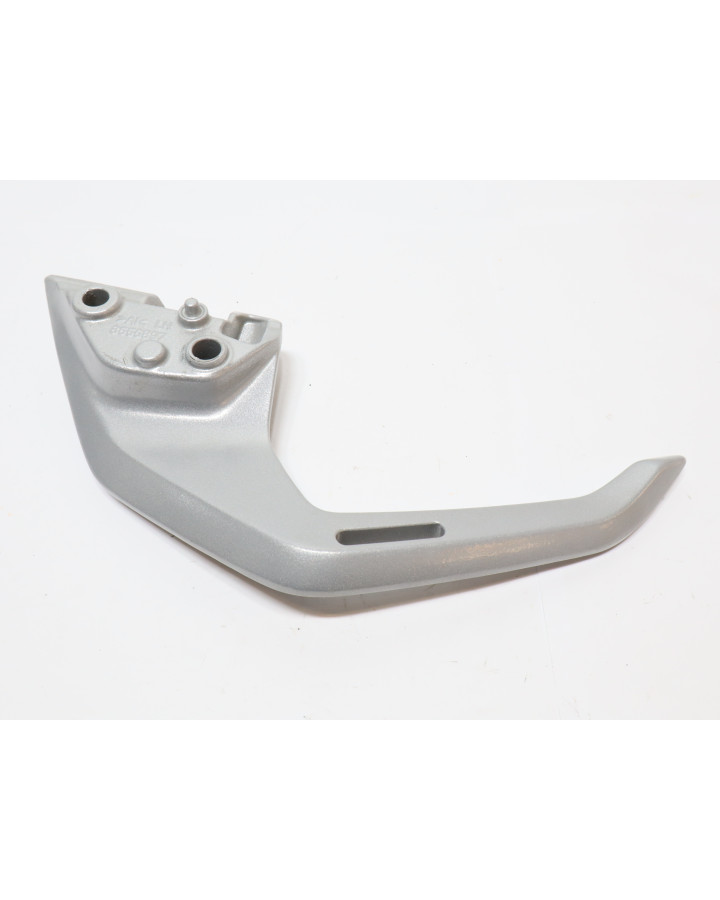 BMW G310R, passagerarhandtag vänster