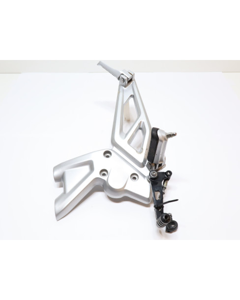 BMW G310R, fotpinne vänster komplett 2