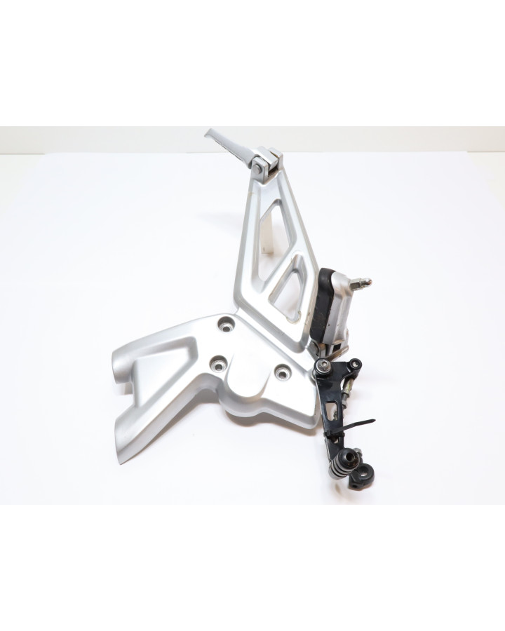 BMW G310R, fotpinne vänster komplett