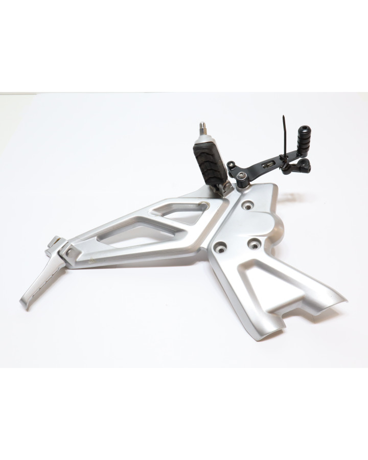 BMW G310R, fotpinne vänster komplett