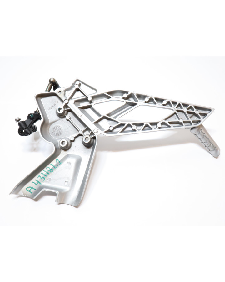 BMW G310R, fotpinne vänster komplett