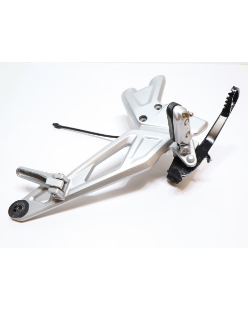 BMW G310R, fotpinne höger komplett