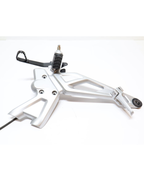 BMW G310R, fotpinne höger komplett