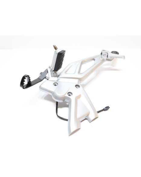 BMW G310R, fotpinne höger komplett