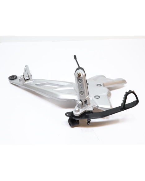 BMW G310R, fotpinne höger komplett