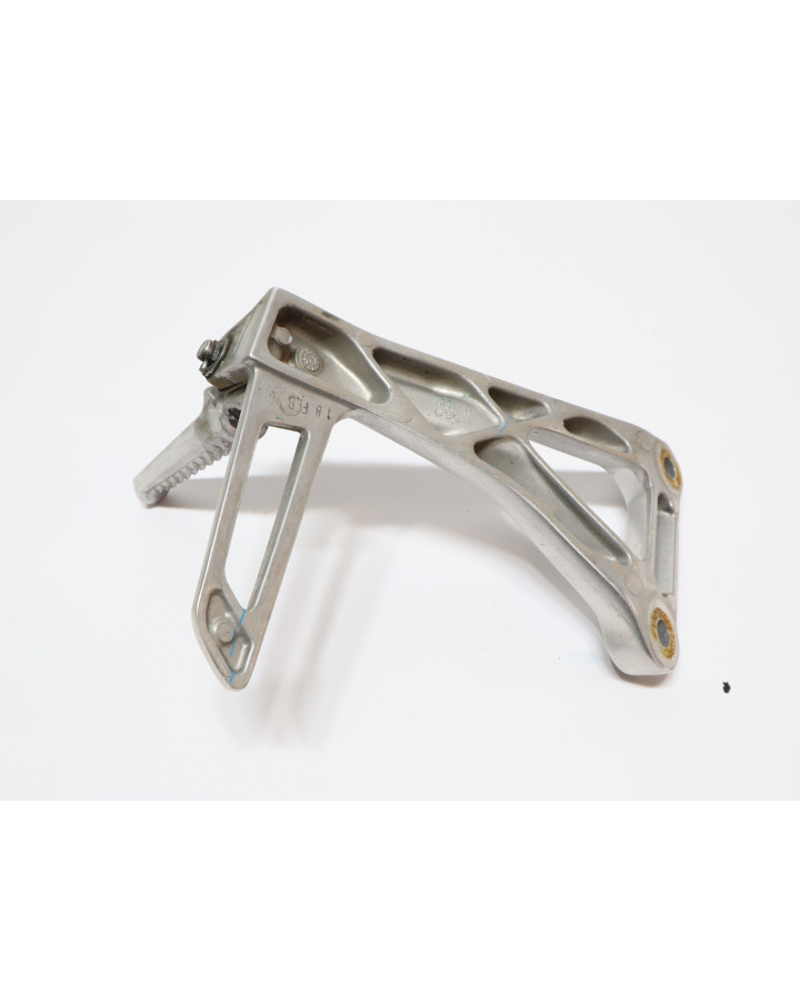 Honda CBR650F, passagerarfotpinne höger komplett