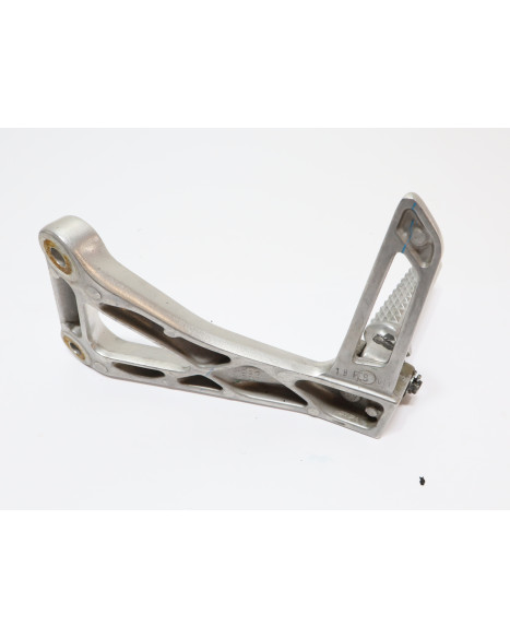 Honda CBR650F, passagerarfotpinne höger komplett