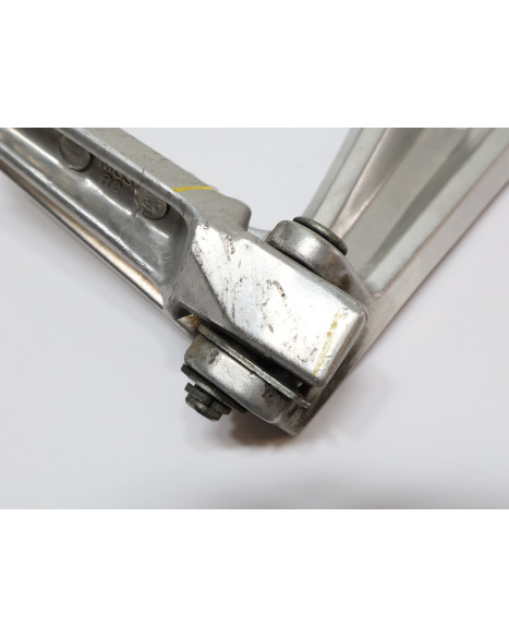 Honda CBR650F, passagerarfotpinne höger komplett