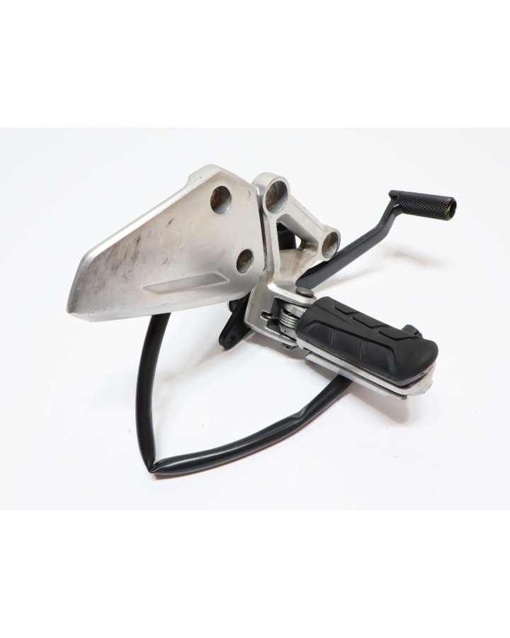 Honda CBR650F, fotpinne höger komplett