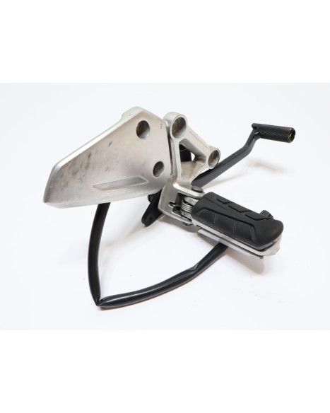 Honda CBR650F, fotpinne höger komplett