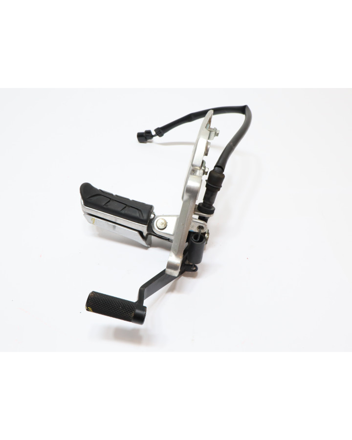Honda CBR650F, fotpinne höger komplett