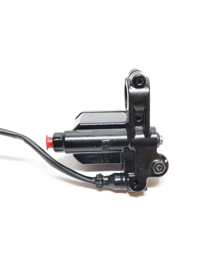 Yamaha Aerox, bromscylinder fram