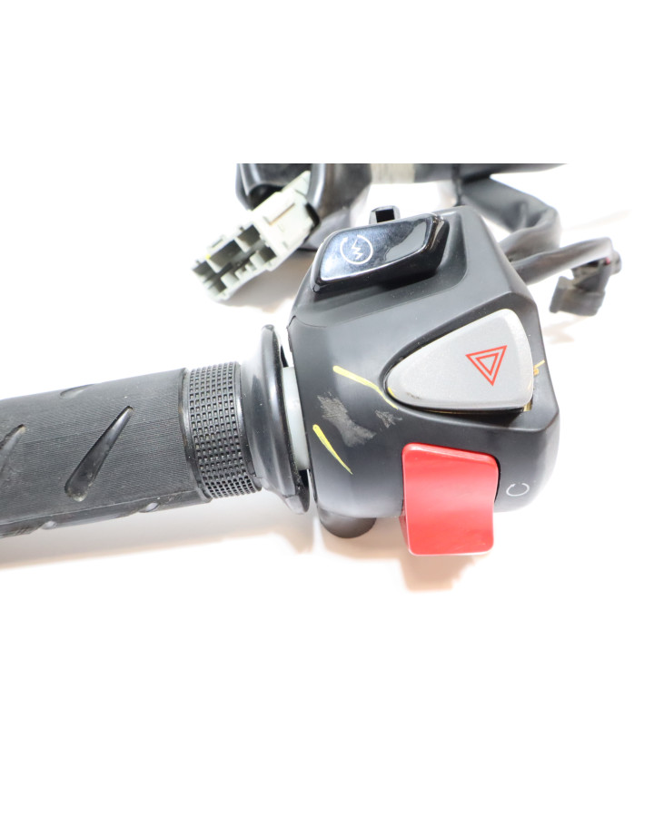 Honda CBR500R, omkopplare med gashandtag höger