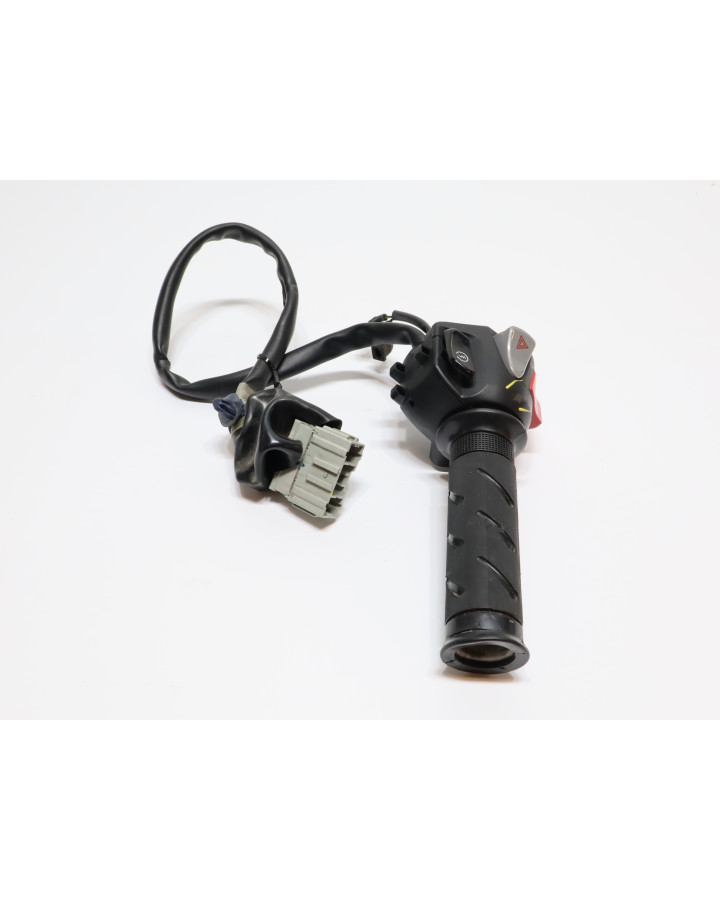 Honda CBR500R, omkopplare med gashandtag höger