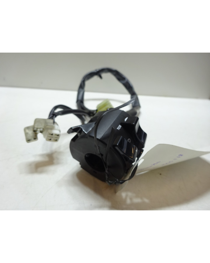 Yamaha XSR900, omkopplare vänster