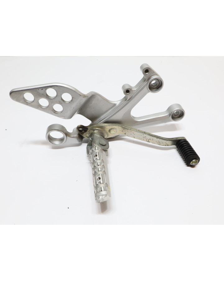 Yamaha YZF-R125, fotpinne höger komplett