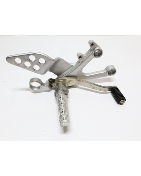 Yamaha YZF-R125, fotpinne höger komplett