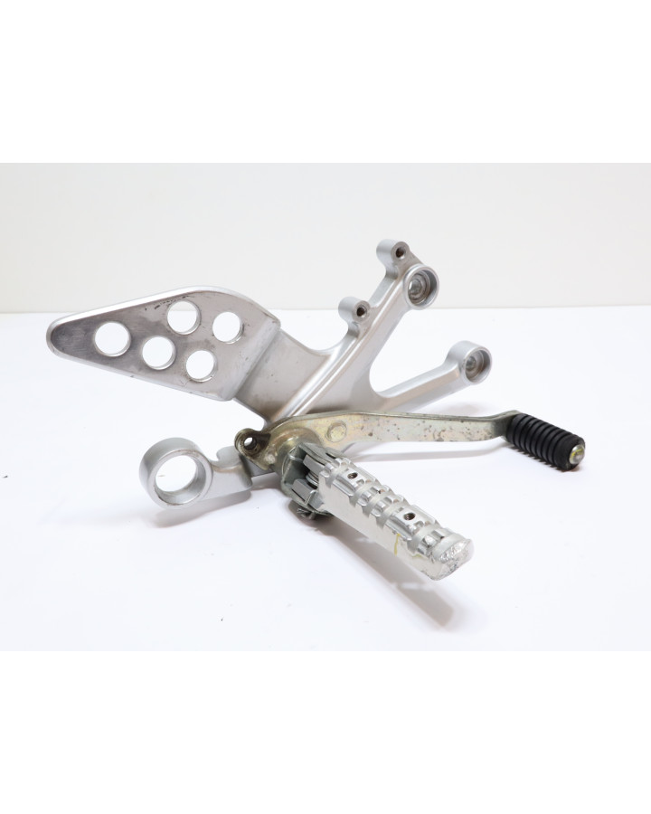 Yamaha YZF-R125, fotpinne höger komplett