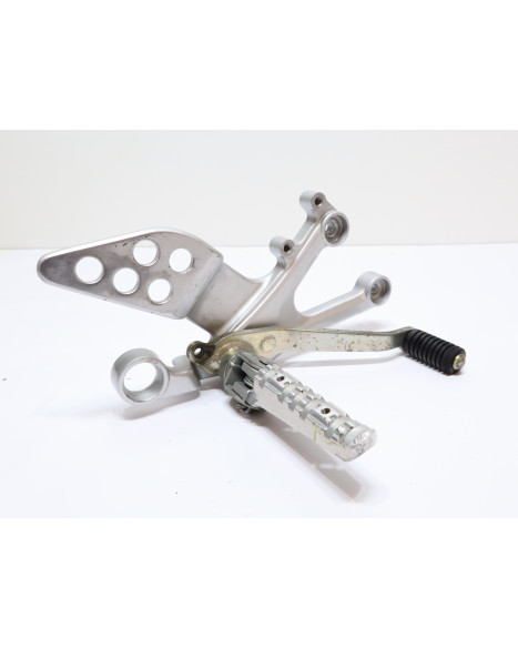 Yamaha YZF-R125, fotpinne höger komplett