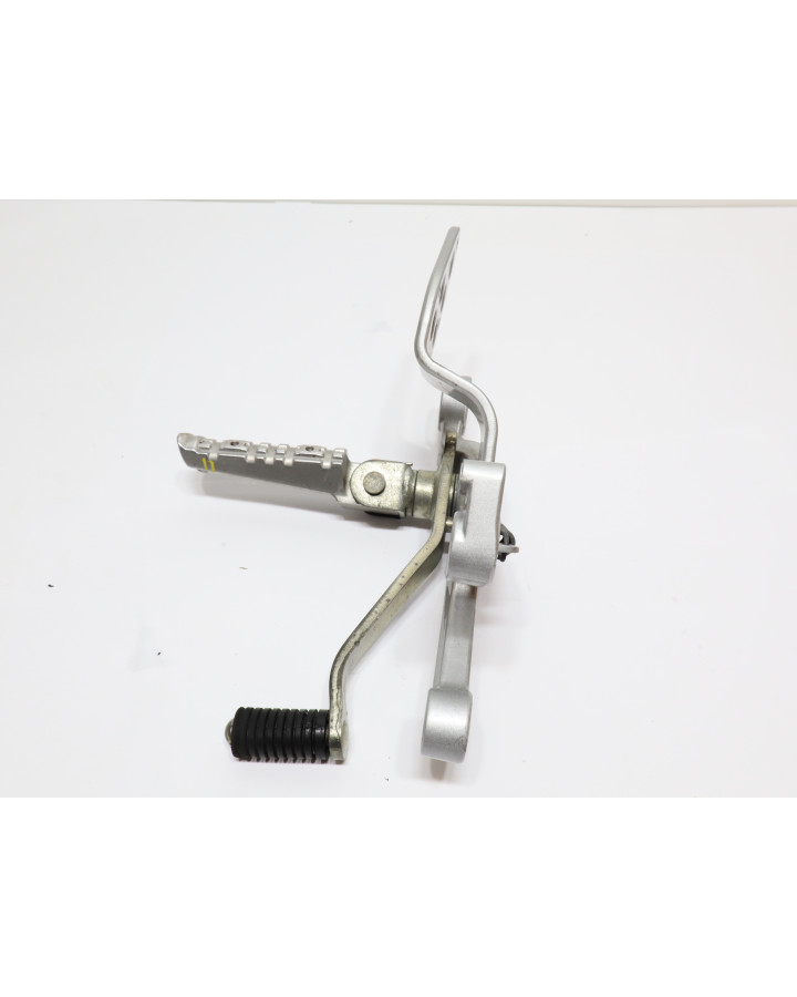 Yamaha YZF-R125, fotpinne höger komplett