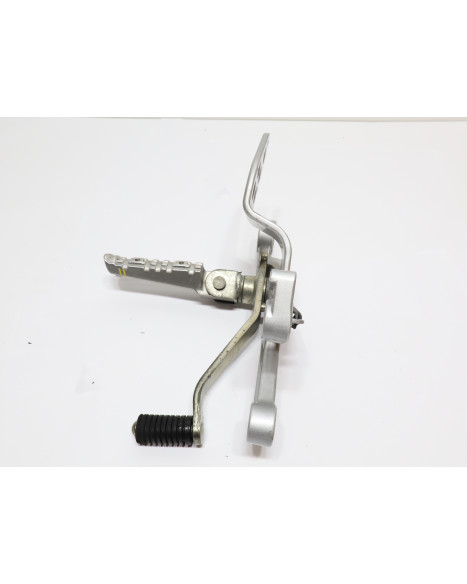 Yamaha YZF-R125, fotpinne höger komplett