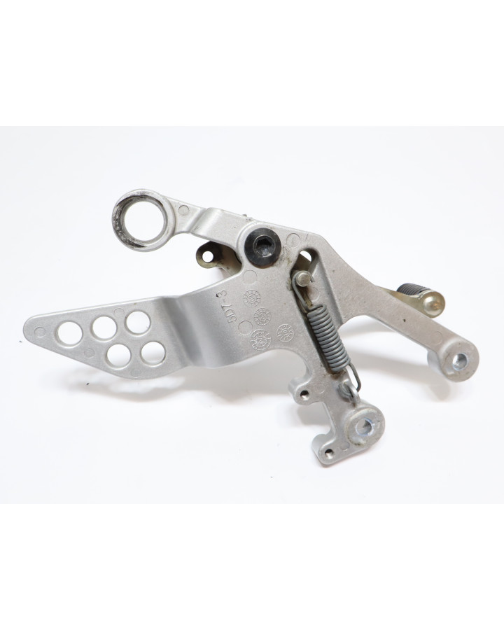 Yamaha YZF-R125, fotpinne höger komplett