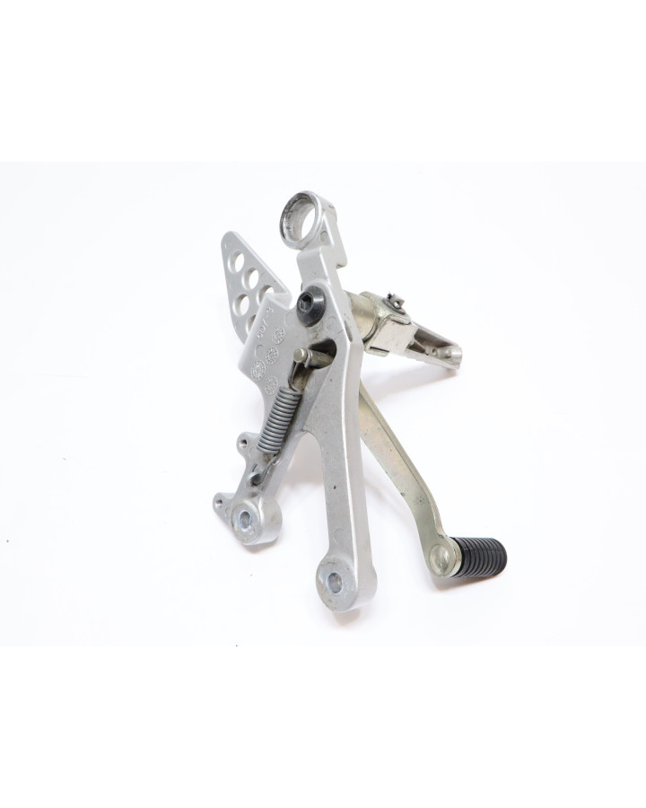 Yamaha YZF-R125, fotpinne höger komplett