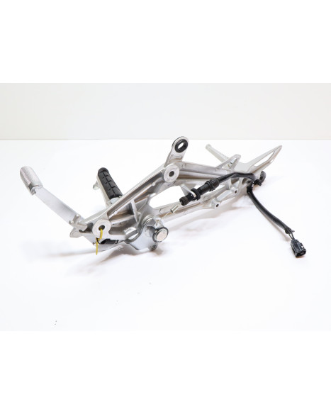 Honda NC750X, fotpinne höger komplett