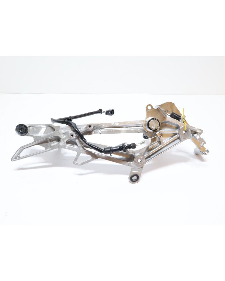 Honda NC750X, fotpinne höger komplett