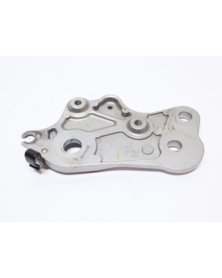 Yamaha MT-07, ramfäste höger