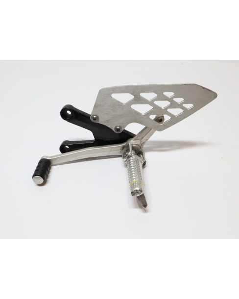 BMW S1000RR, fotpinne vänster komplett 2