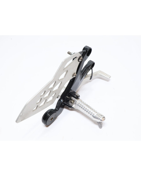 BMW S1000RR, fotpinne höger komplett 2