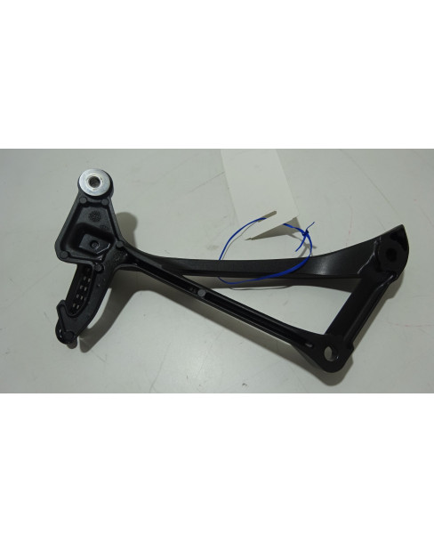 Kawasaki ZX10R, passagerarfotpinne komplett höger 2