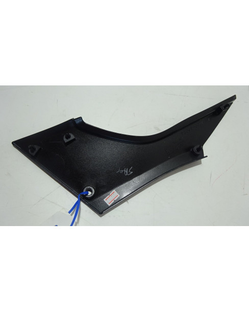 Kawasaki Z300, höger sidokåpa under sadel 2